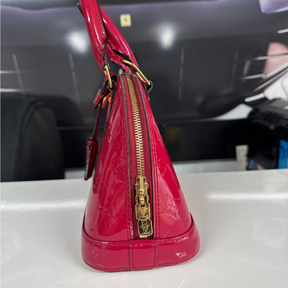 Louis Vuitton - Picture 3 of 7